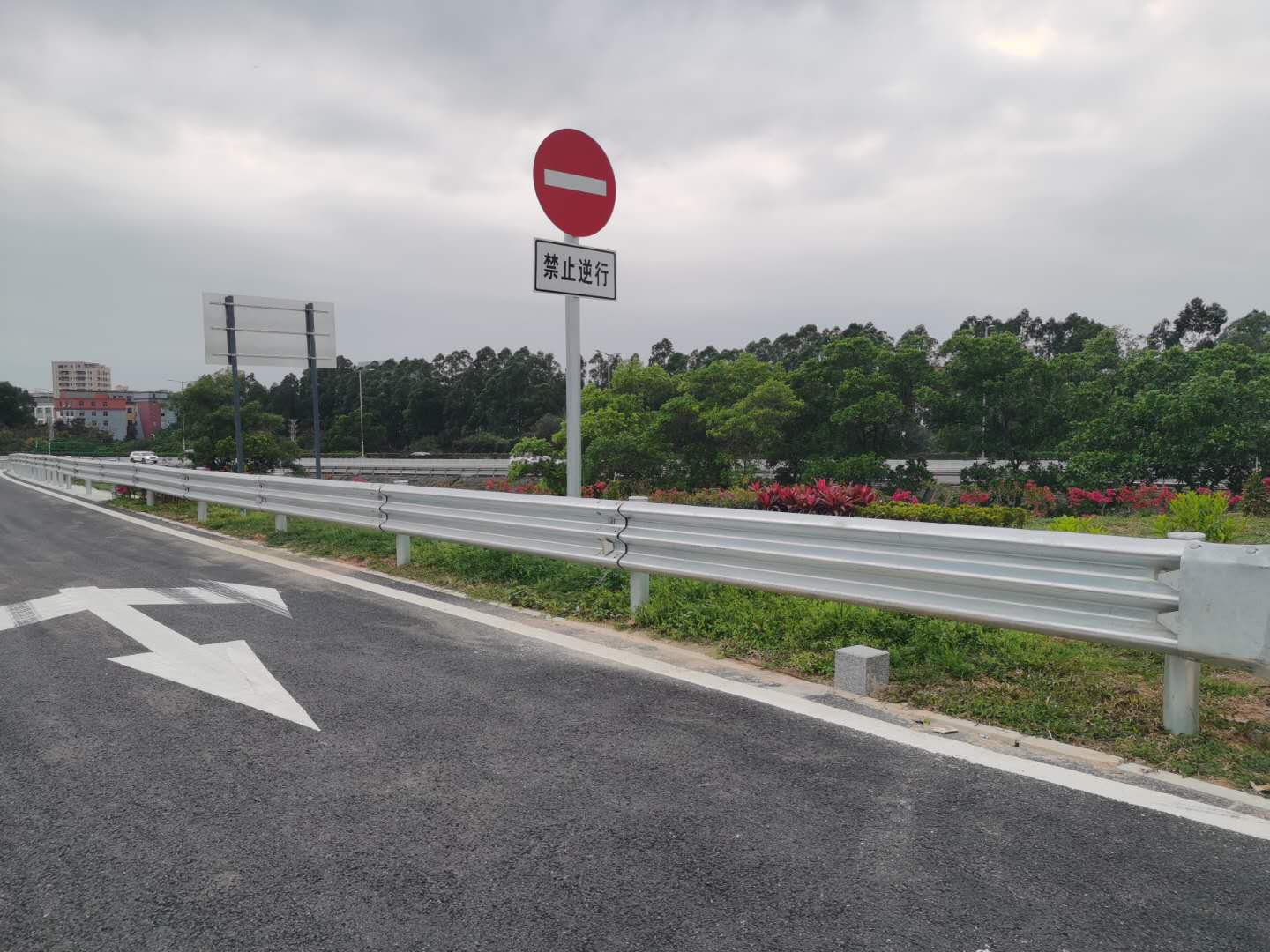 公路波形護(hù)欄一般多少錢一米？